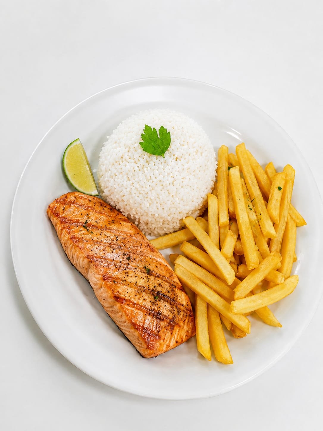 Salmão grelhado com arroz e batata frita