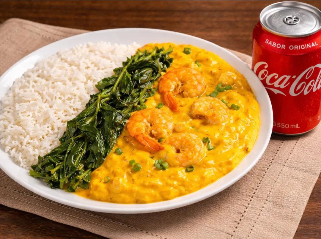 Vatapá com camarões, arroz branco e jambu